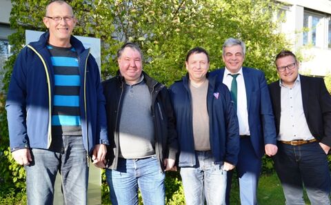 Sie freuen sich auf das sechste Benefizfußballturnier zu Gunsten des Hegau-Jugendwerks in Gailingen (v.l.n.r.) Reinhard Grundler, Sportvorstand SV Gailingen, Klaus Mond vom Vorstand des FC 03 Radolfzell, Thomas Edel vom Vorstand des 1. FC Rielaisngen-Arlen, Peter Marschall, Verwaltungsdirektor des HJW, und Marco Truckenbrod Montana, Geschäftsführer des FC Schaffhausen. Auf dem Bild fehlt der FC Singen. Bild: aj